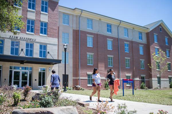 学生 walking out of Stokes Hall